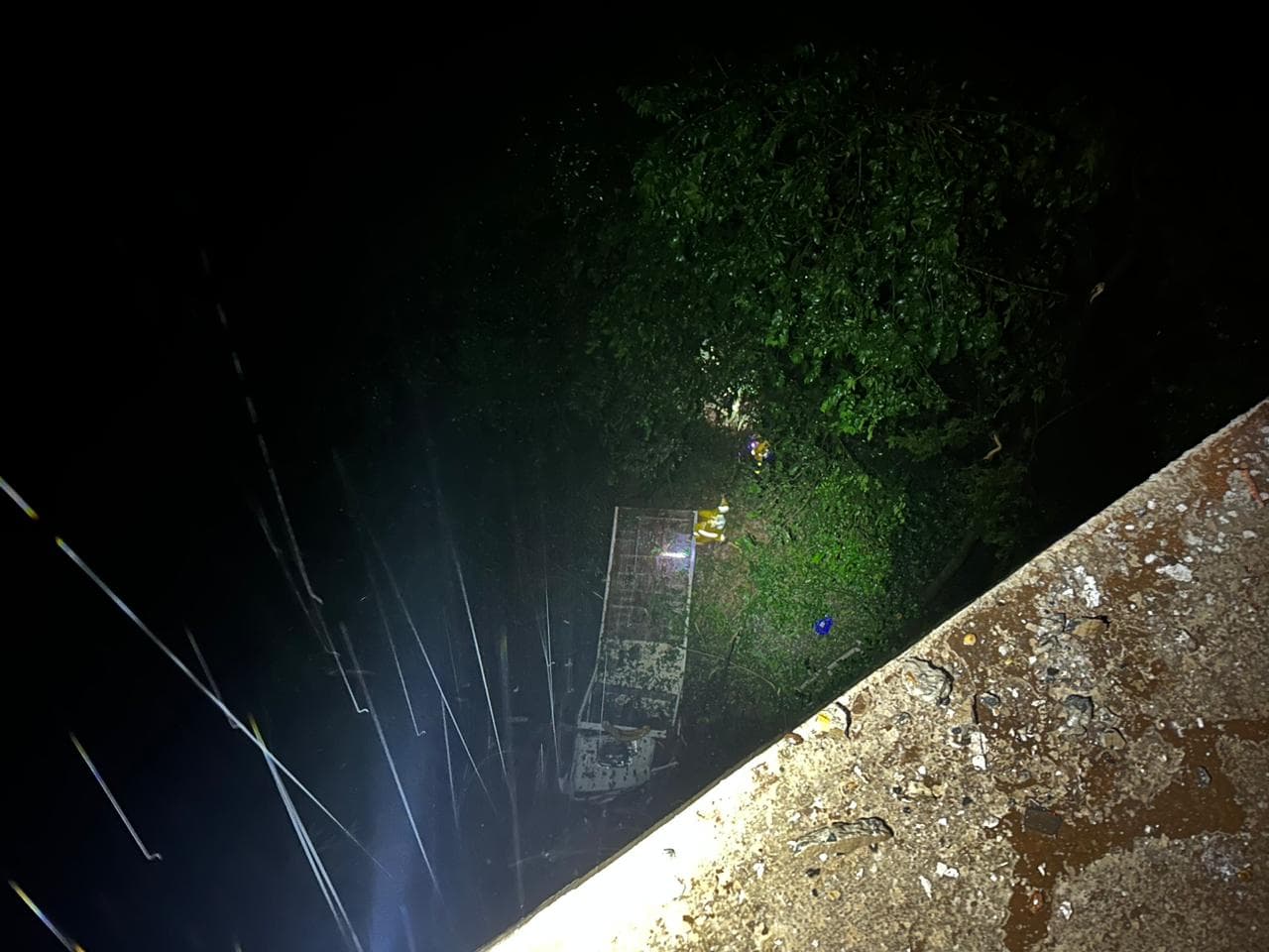 Veículo de carga caiu em uma altura de 15 metros (Foto: PRF)