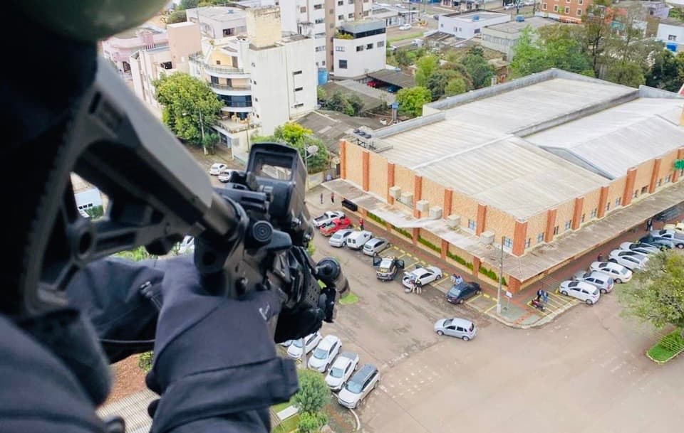 Helicóptero ajuda na apreensão de drogas no Oeste