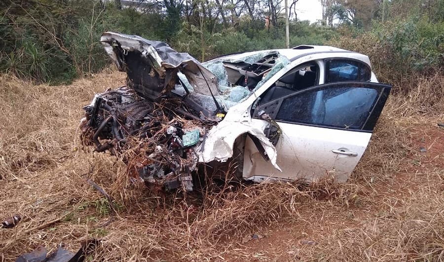 Veículo ficou totalmente destruído  (Foto: Corpo de Bombeiros)