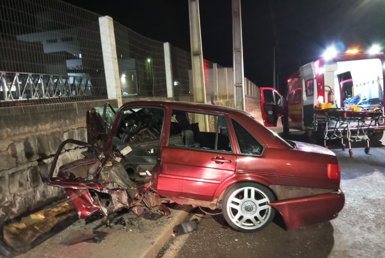 No automóvel estava o motorista (Foto: Corpo de Bombeiros)