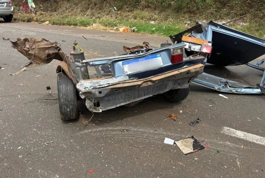 Automóvel parte ao meio; motorista luta pela vida