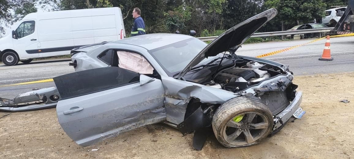 Carro de luxo teve danos (Foto: Polícia Militar Rodoviária)