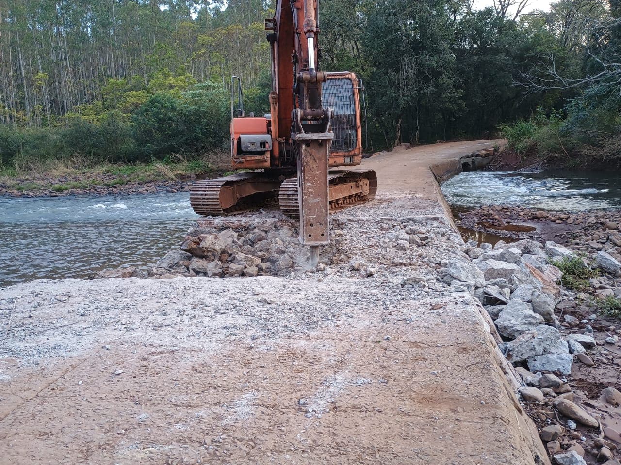 Municípios estão relizando melhorias em ponte que liga interior de Pinhalzinho e Saudades  (Foto: Gilmar Bortese)