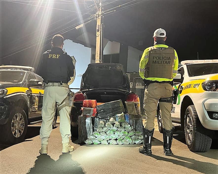 No porta-malas do carro foram encontrados tabletes de maconha (Foto: PRF)