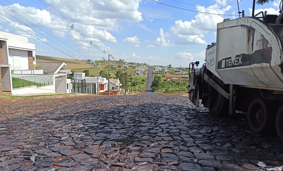 Prefeitura de Pinhalzinho está asfaltando ruas da cidade  (Foto: Gilmar Bortese)