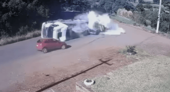 Carreta de leite acertou carros (Foto: Câmera de segurança)