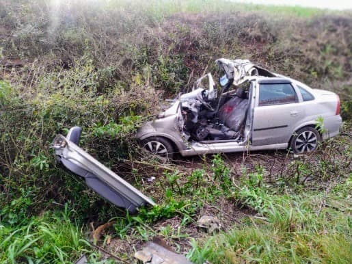 Automóvel ficou com a parte frontal destruída (Foto: Corpo de Bombeiros)