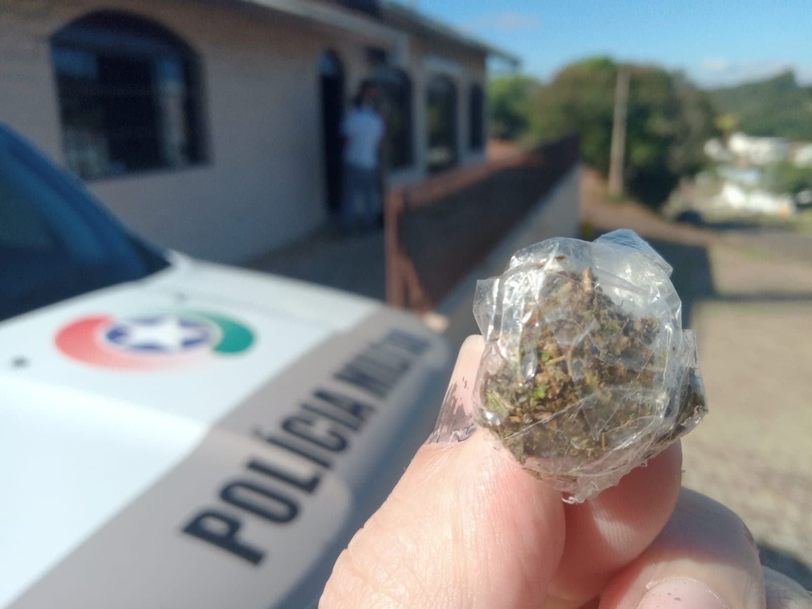 Droga foi encontrada no bolso de envolvido (Foto: Polícia Militar)