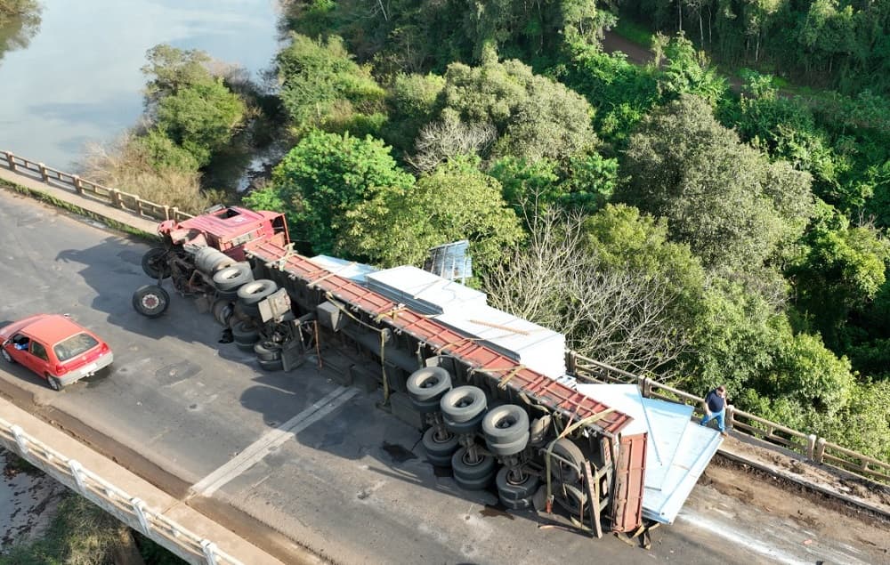 Carreta tombada sobre ponte em Descanso (Foto: PRF)