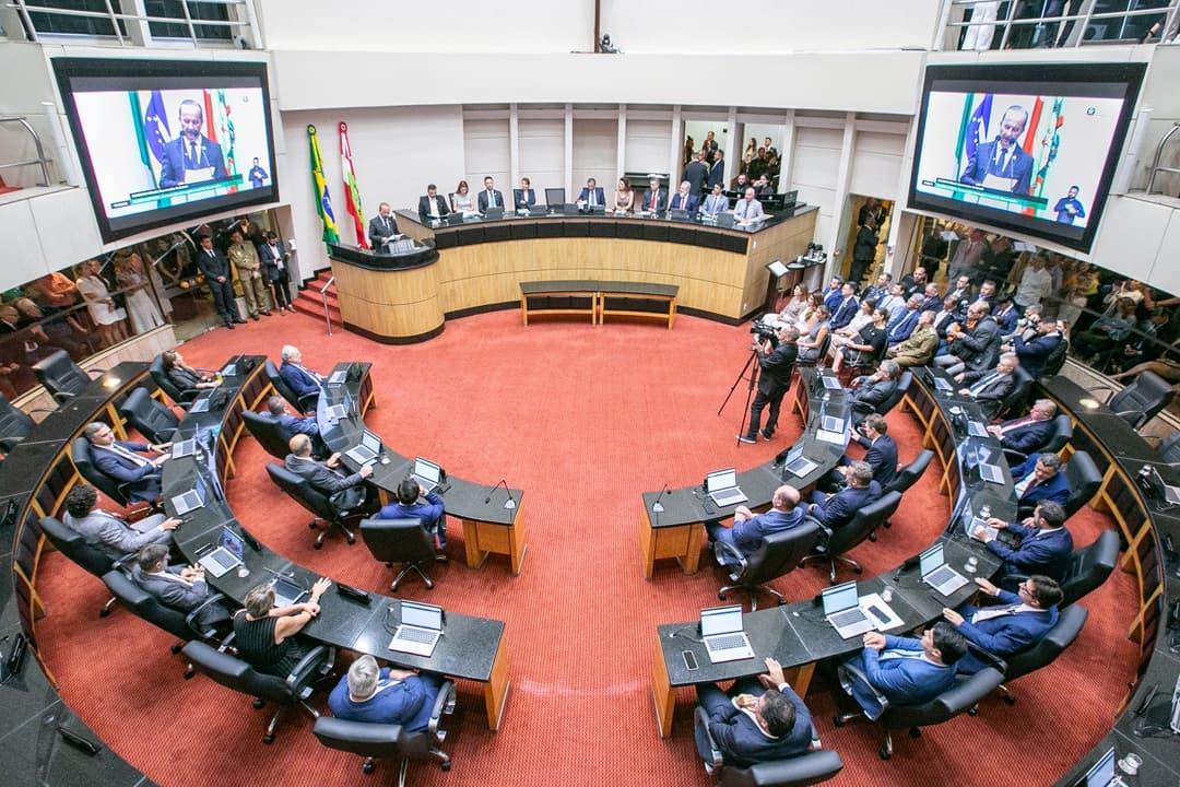Deputados reunidos no primeiro dia de trabalho no plenário em 2025 (Foto: Rodolfo Espínola/AgênciaAL)