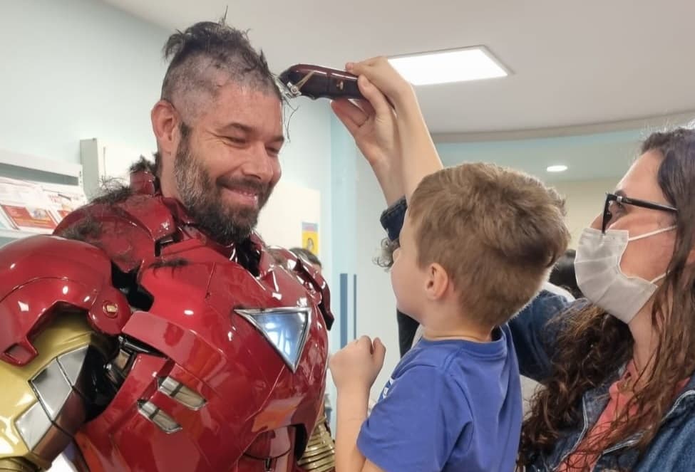 Crianças em tratamento oncológico cortam cabelos de voluntários