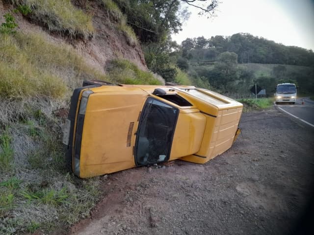 Fiorino ficou lateralizada (Foto: Corpo de Bombeiros)