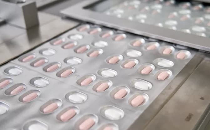 Farmácias e Hospitais poderão vender medicamentos contra a Covid-19 (Foto: Reuters/UOL)