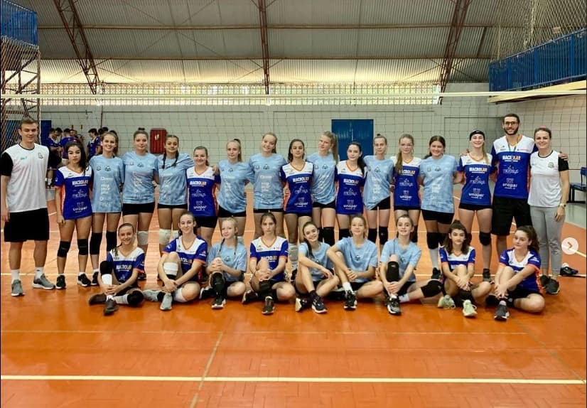 As equipes de Pinhalzinho e Maravilha participaram de um jogo amistoso preparatório (Foto: Pinhalense Voleibol)