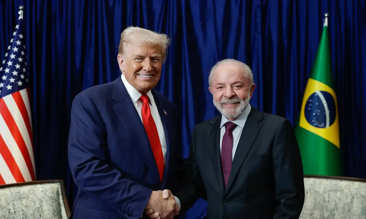 Lula busca reaproximação com os EUA e pede fim de tarifaço em encontro com Trump