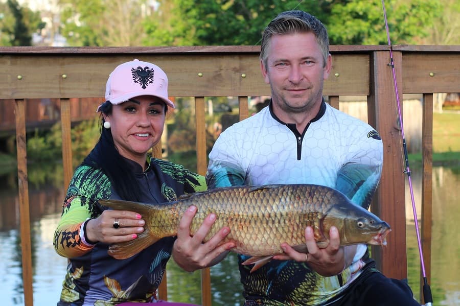Casal de Maravilha segurando peixe gigante (Foto: Henrique Paulo Koch)