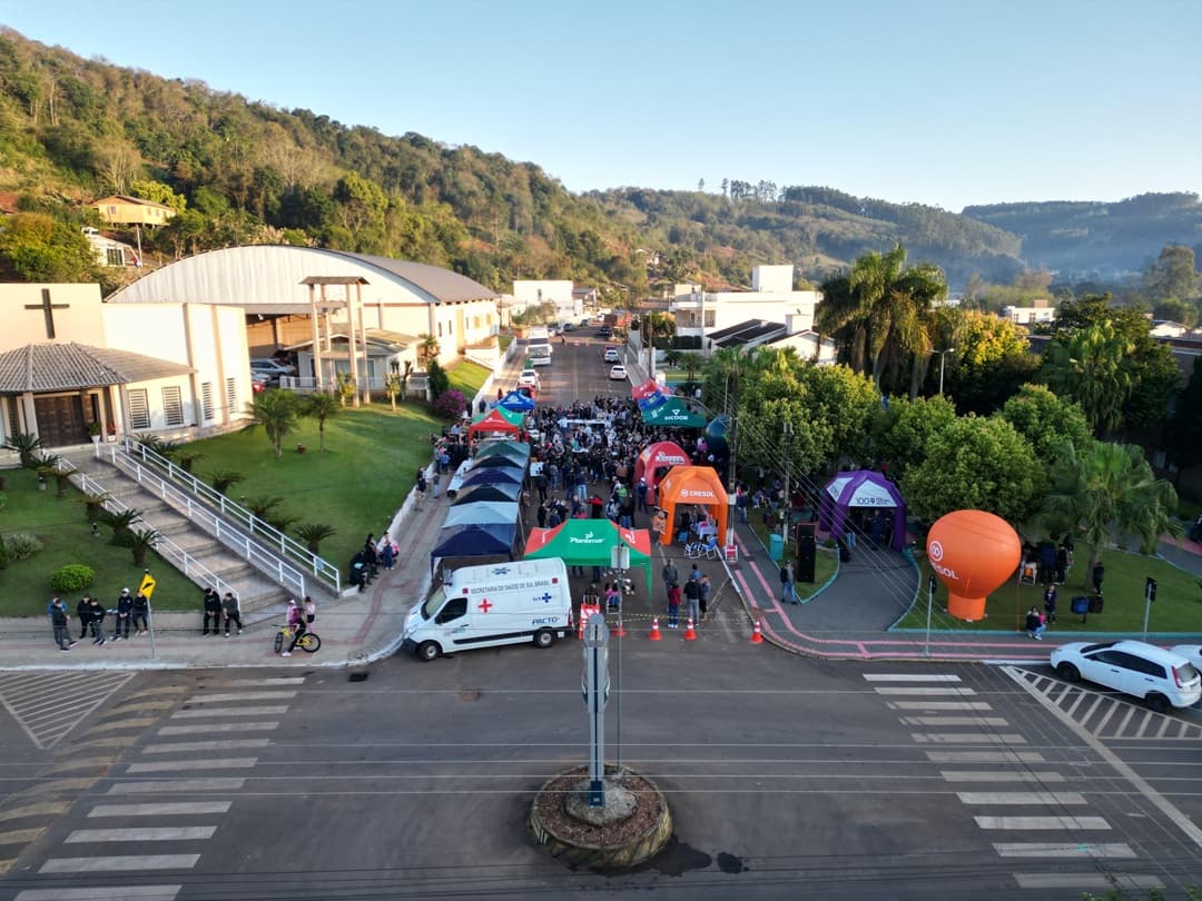 Comunidade lota a praça e dá início às comemorações de 34 anos de Sul Brasil