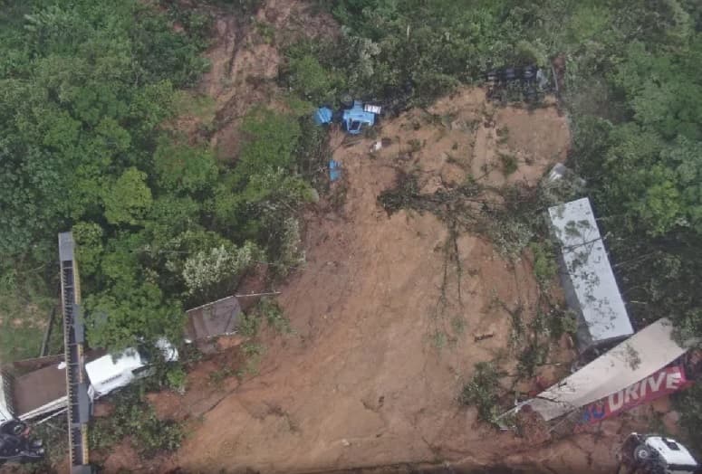 Imagens aéreas mostram estragos em deslizamento na BR-376, em Guaratuba  (Foto: Governo do Paraná )