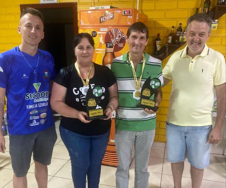 Prefeito e diretor de esportes entregam os troféus para a dupla campeã na canastra (Foto: Divulgação)