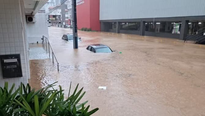 Alagamento cobre quase totalmente carros após chuva na cidade  (Foto: Divulgação)