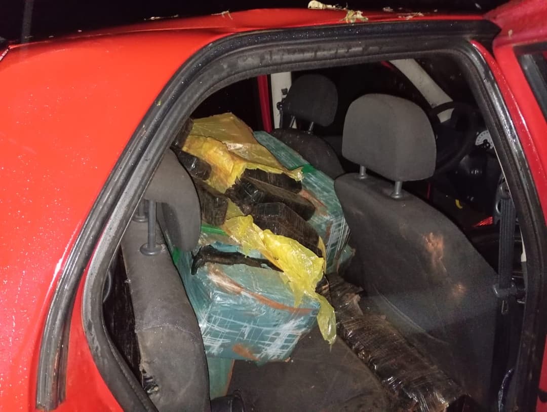 Aniversariante está sob escolta ao capotar Palio cheio de drogas