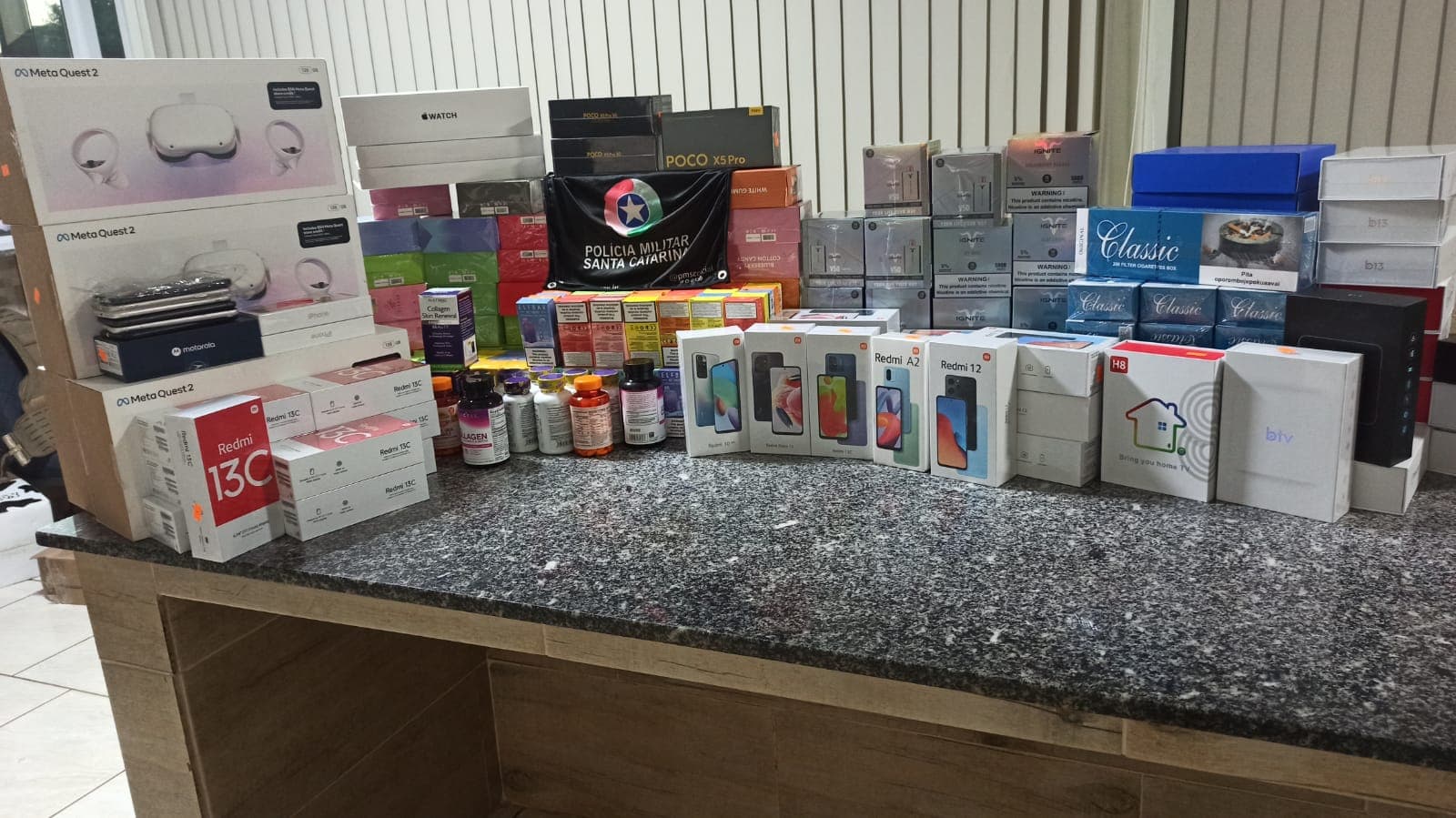 Produtos vindos do país vizinho foram entregues para a Receita Federal (Foto: Divulgação PMRv)