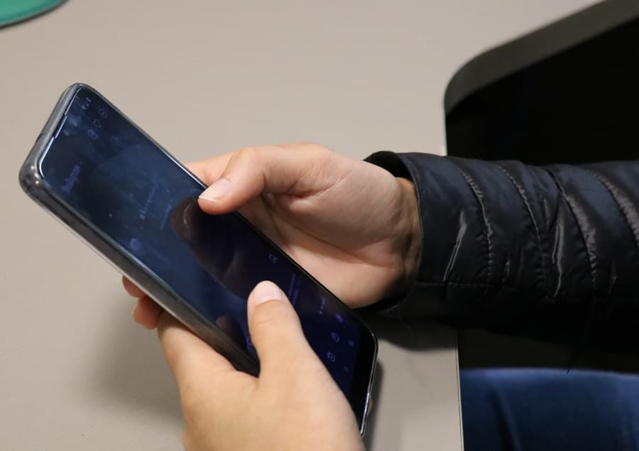 Mãe agrediu a filha após comportamentos impróprios na web  (Foto: Henrique Paulo Koch)