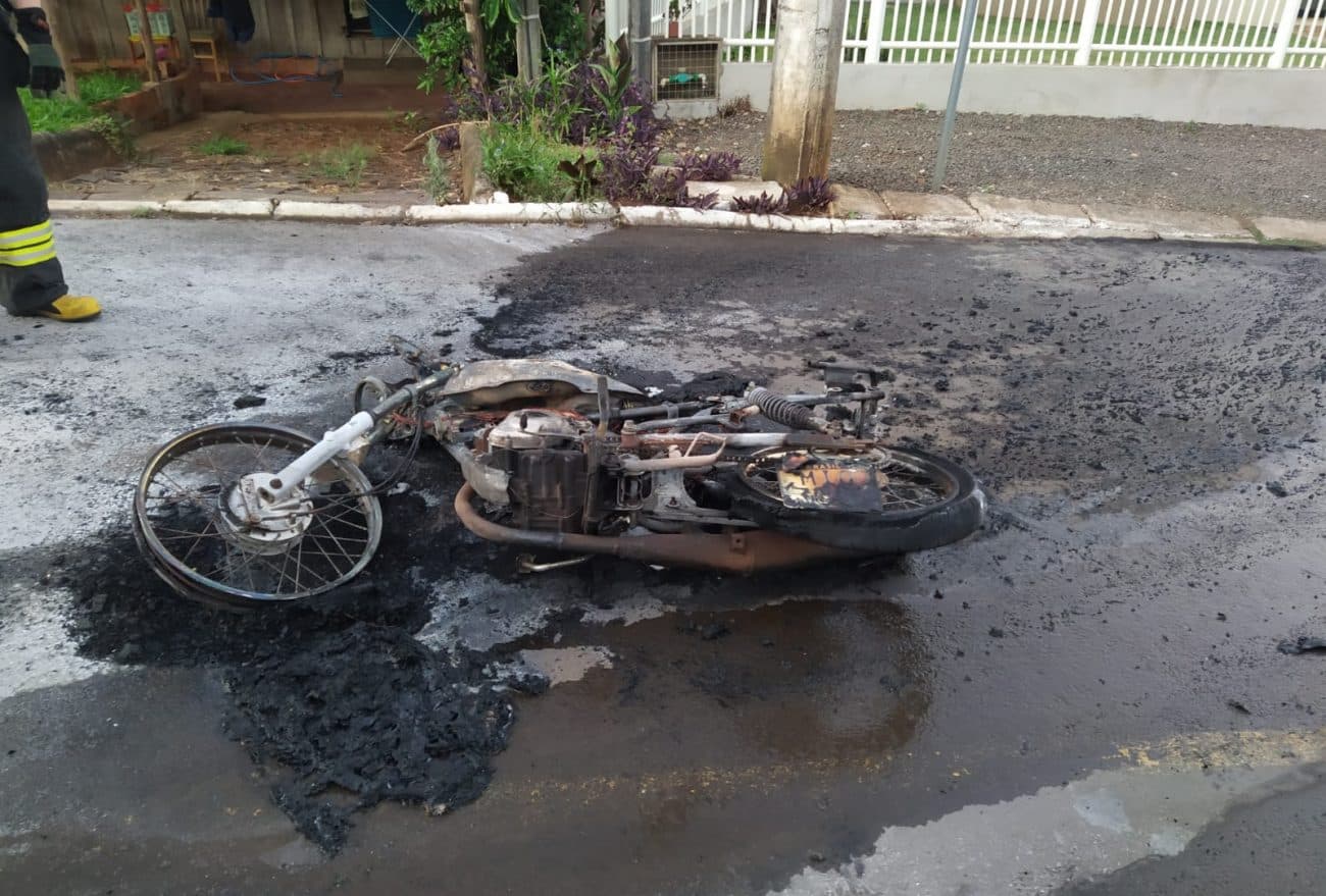 Moto foi completamente danificada por incêndio (Foto: Corpo de Bombeiros)