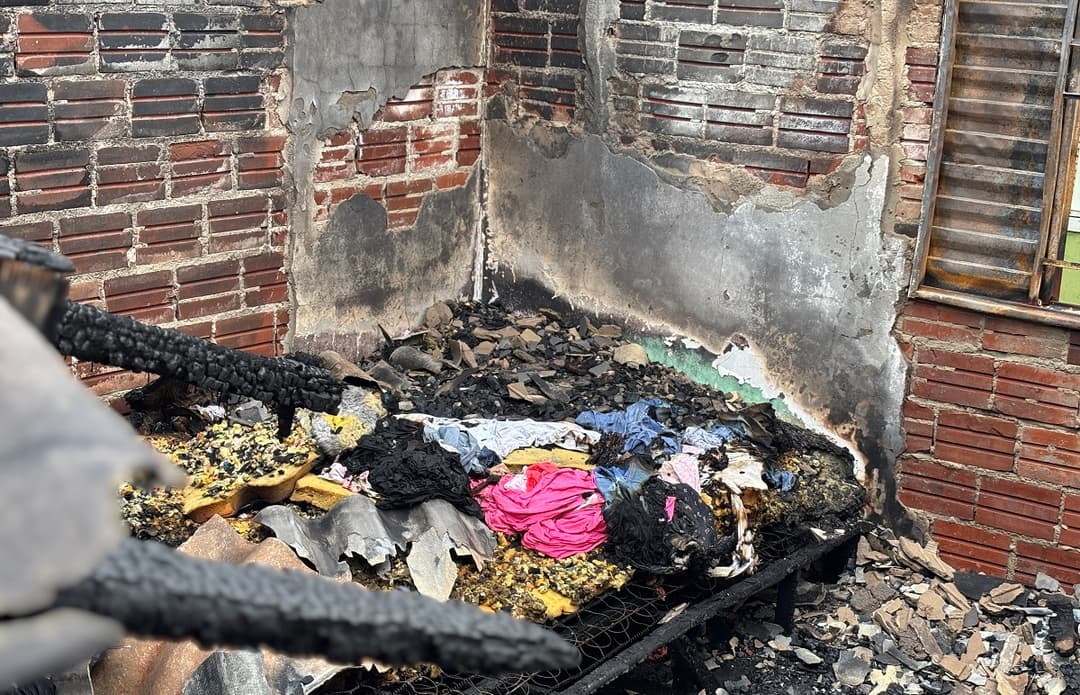 Família fica só com a roupa do corpo após segundo incêndio em um ano