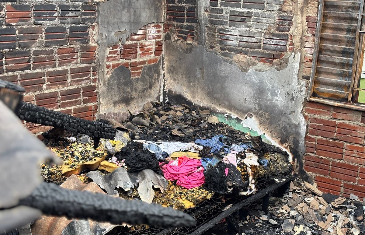 Família fica só com a roupa do corpo após segundo incêndio em um ano