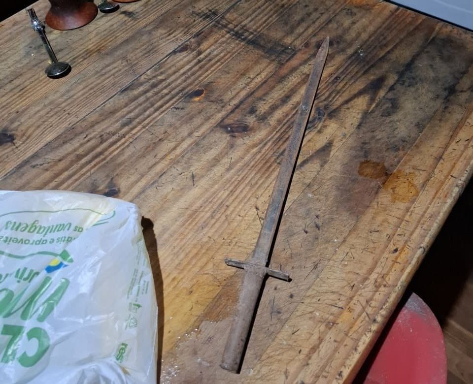 Mulher corre após ser ameaçada com espeto; senhora acamada ficou sozinha