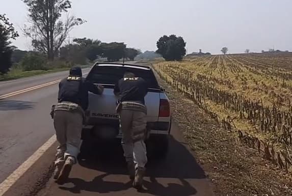 Policiais fazendo veículo pegar no "tranco" (Foto: PRF)