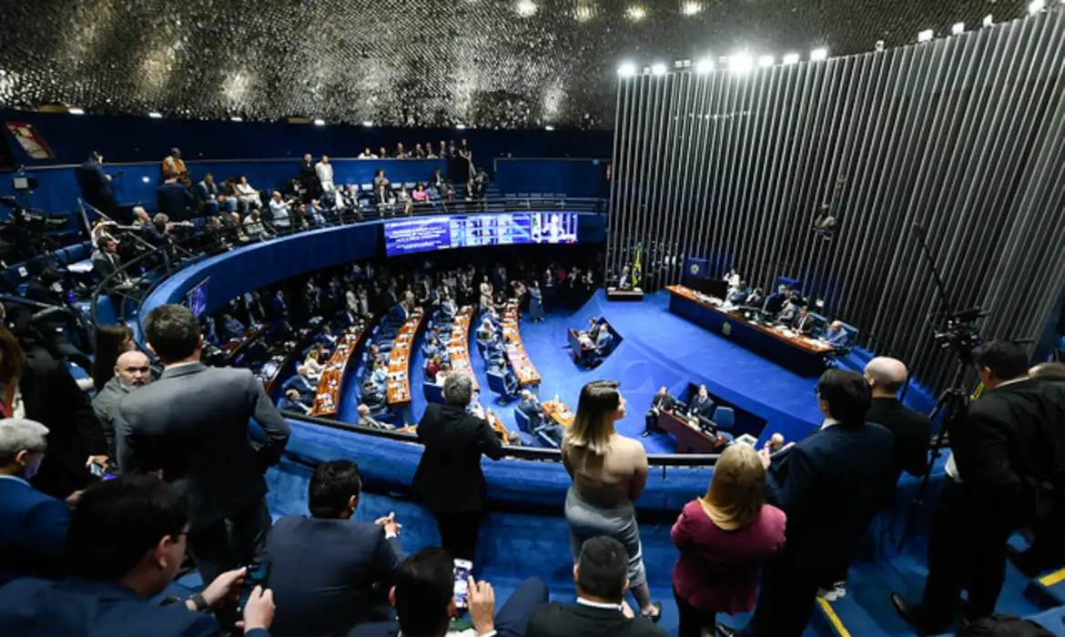Senado aprova mudanças na Lei da Ficha Limpa e reduz tempo de inelegibilidade para políticos