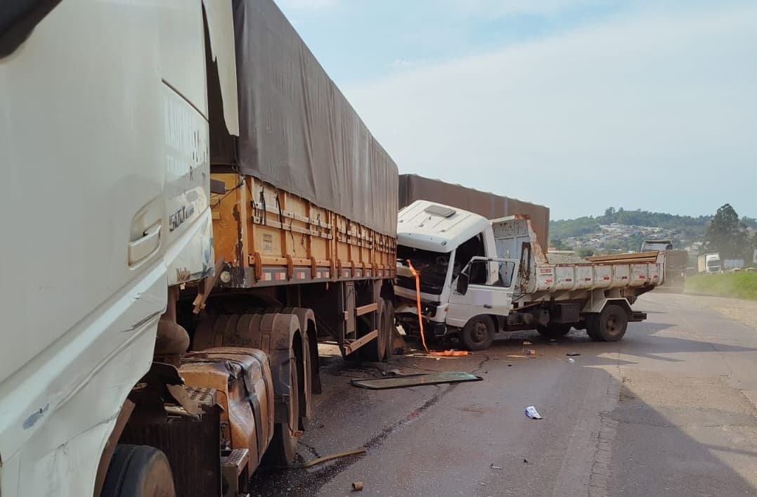 Caminhões colidem fortemente em Maravilha
