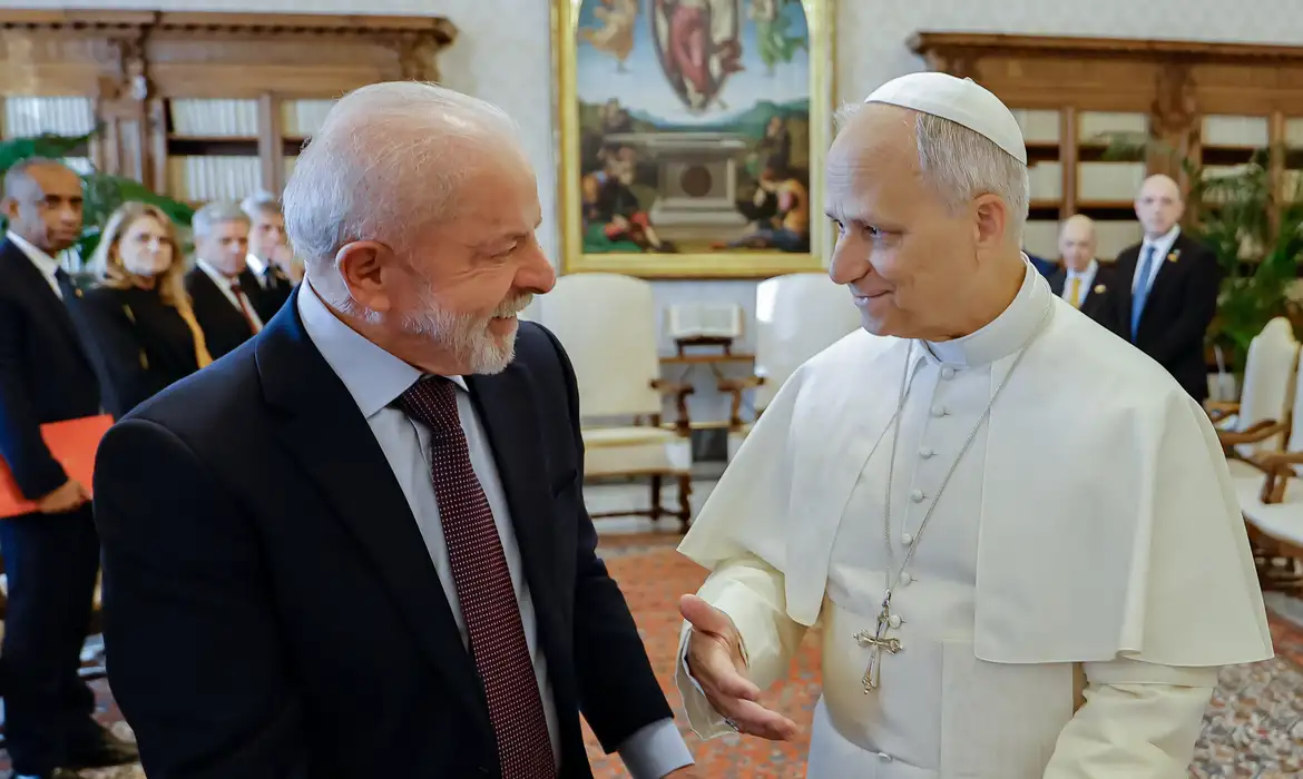 Lula se reúne com o papa Leão XIV e discute combate à desigualdade e à fome no Vaticano