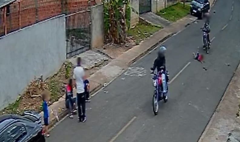 Menores em motocicletas passam em cima de criança; assista!