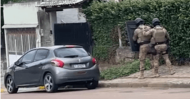 Bope tentando tirar “explosivo” de carro (Foto: Divulgação)