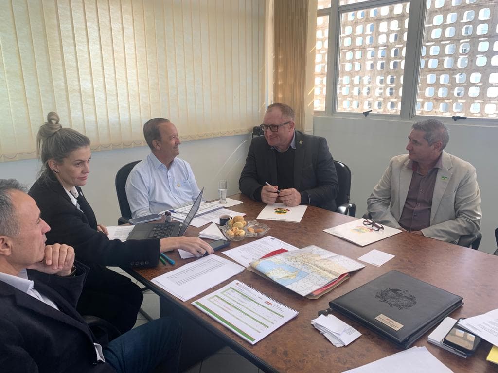 Prefeito Edilson Ferla conversa com governador Jorginho Mello (Foto: Ascom Prefeitura de Nova Erechim )