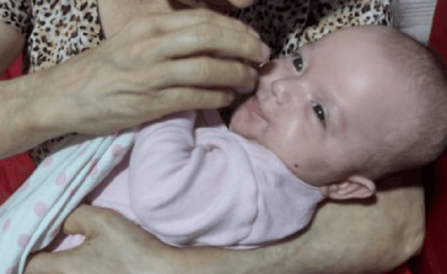 Mãe procura filha de seis meses que desapareceu em enchente