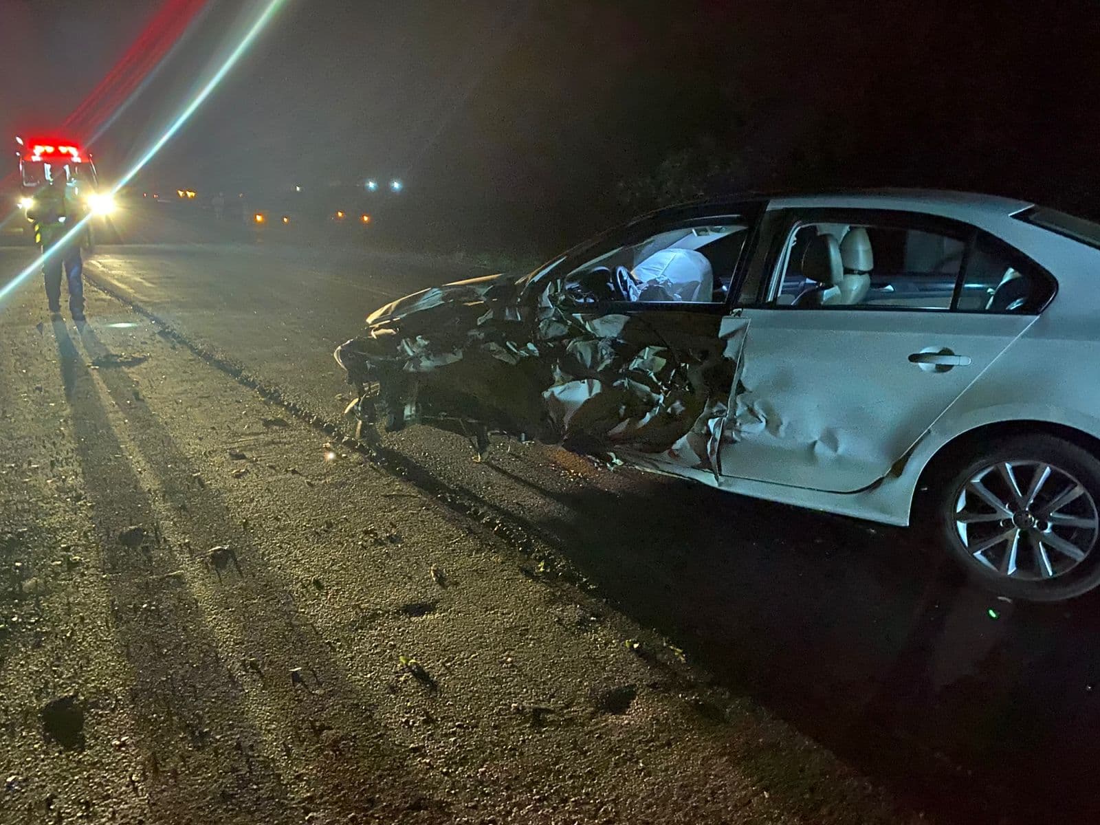 Jetta perde roda em acidente com carreta na divisa entre Nova Erechim e Pinhalzinho