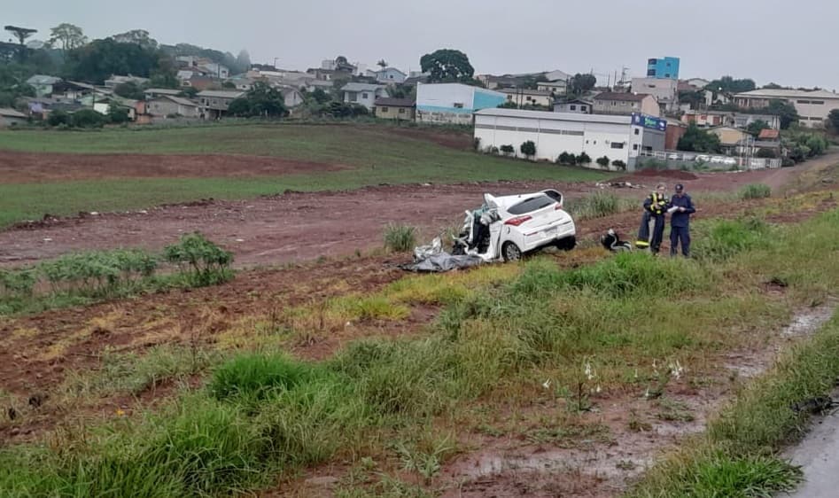 Vítimas estavam em carro de passeio (Foto: Corpo de Bombeiros)
