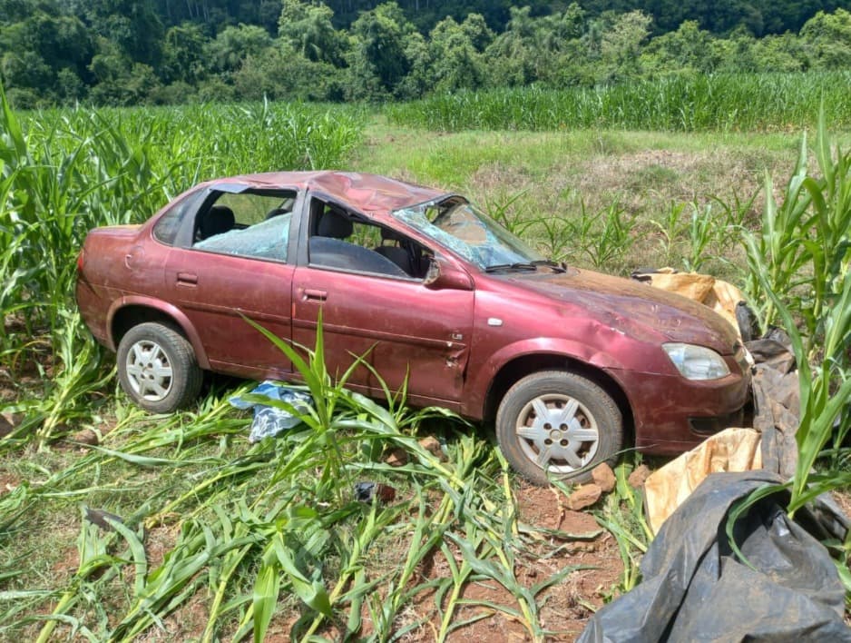 Idoso capota automóvel e esquece do acidente