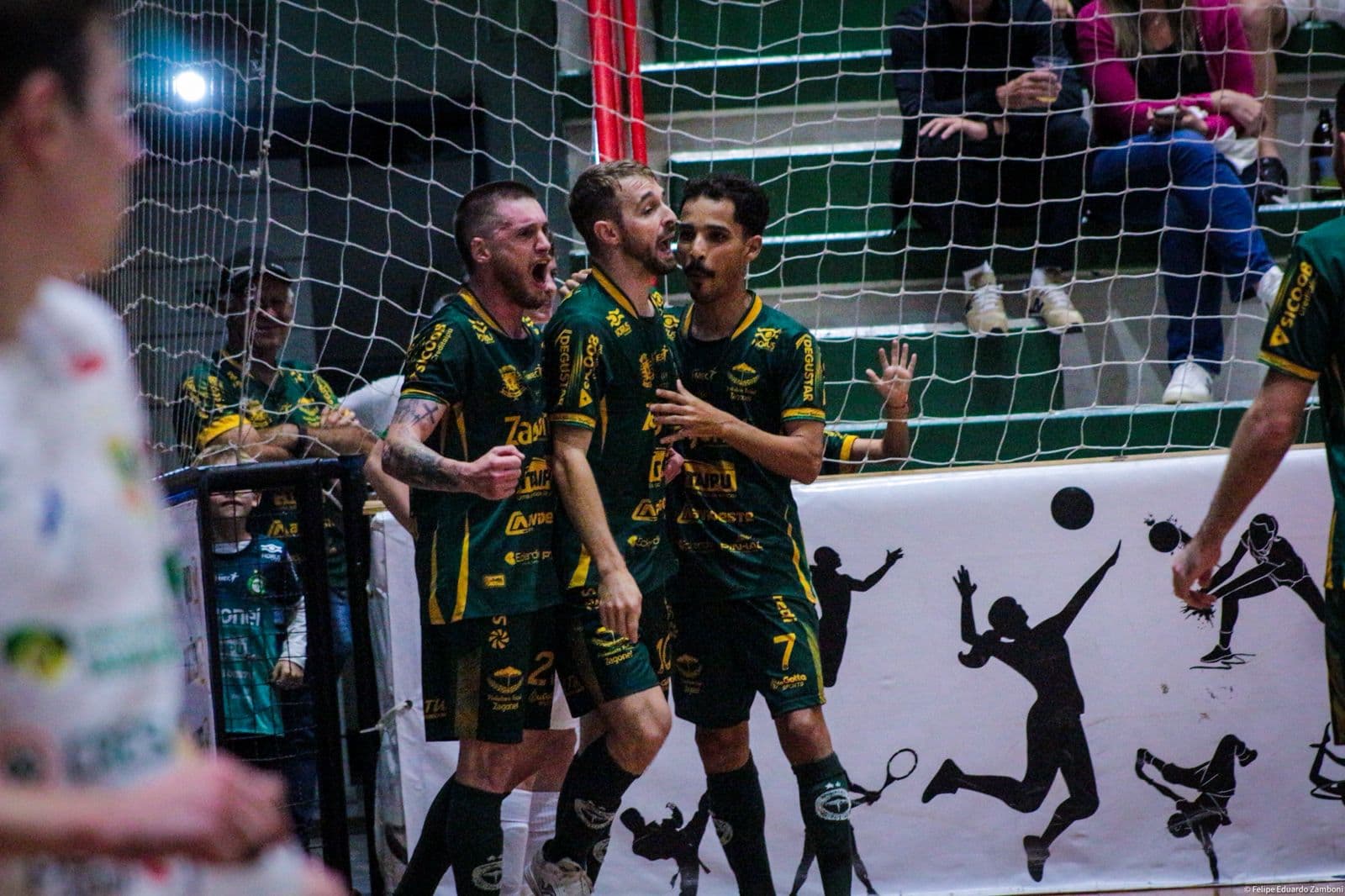 Léo Roos marcou três vezes no Clássico das Emoções (Foto: Felipe Eduardo Zamboni)