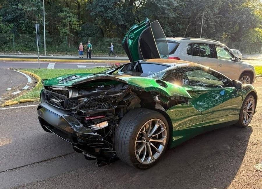 Corsa atinge traseira de McLaren avaliado em mais de R$ 2 milhões