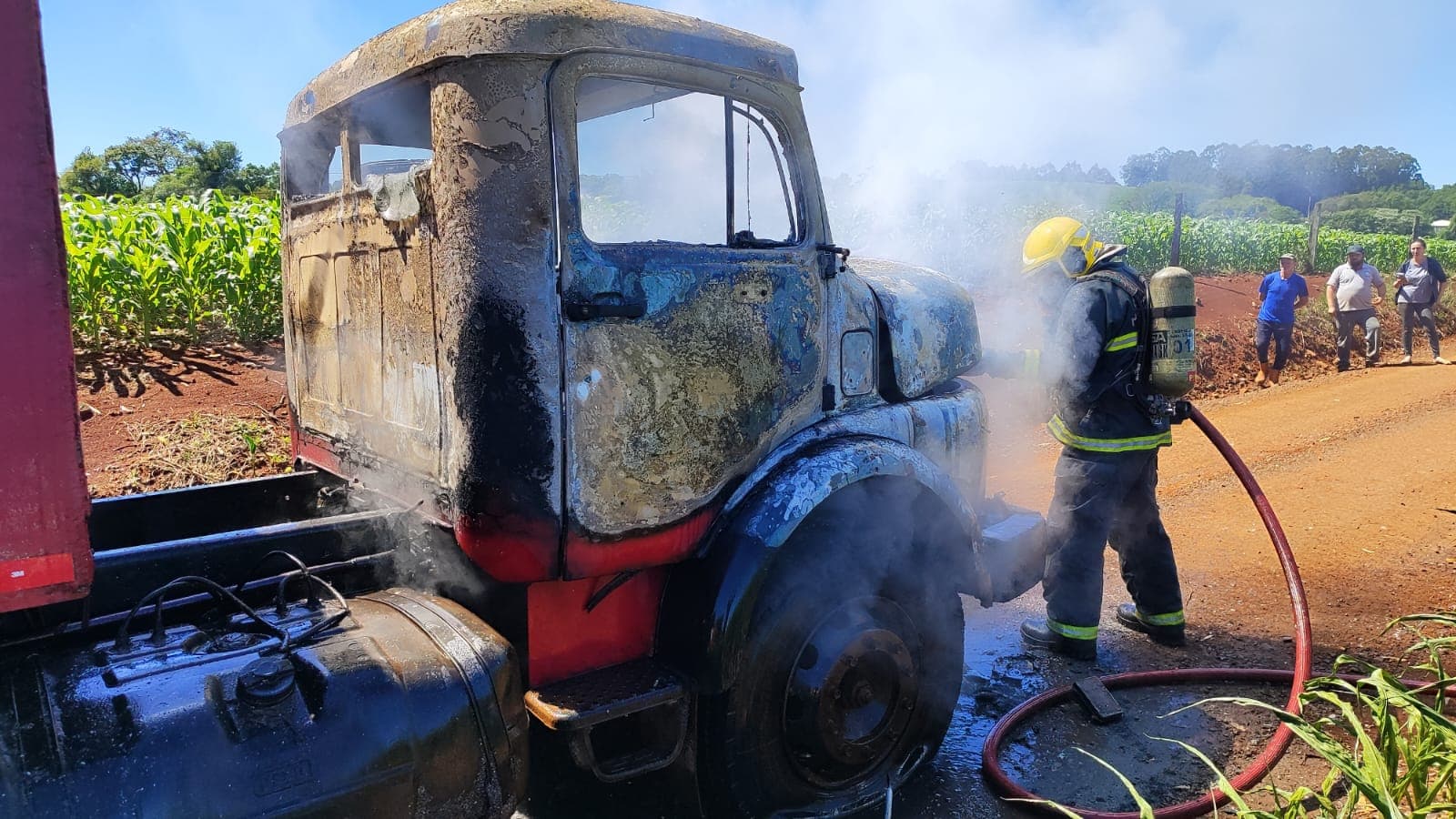 Cabine de caminhão é destruída por incêndio no interior de Pinhalzinho