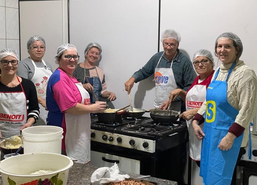 Funcionários da escola e voluntários fazem os preparos (Foto: Henrique Paulo Koch)