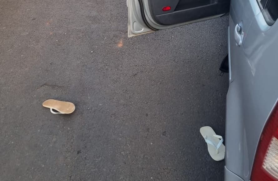 Havaianas deixados para trás em fuga (Foto: Polícia Civil)