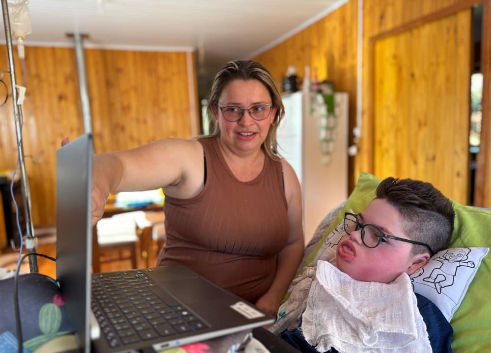 Menino enfrentando AME ganha notebook controlado pelos olhos