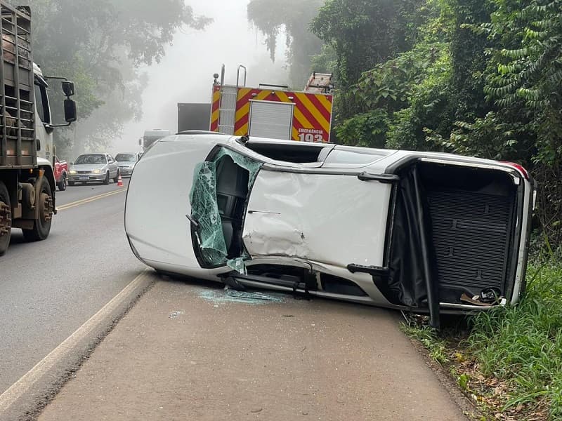Duas mulheres ficaram feridas após saída de pista na BR-282 em Nova Erechim  (Foto: Henrique Paulo )