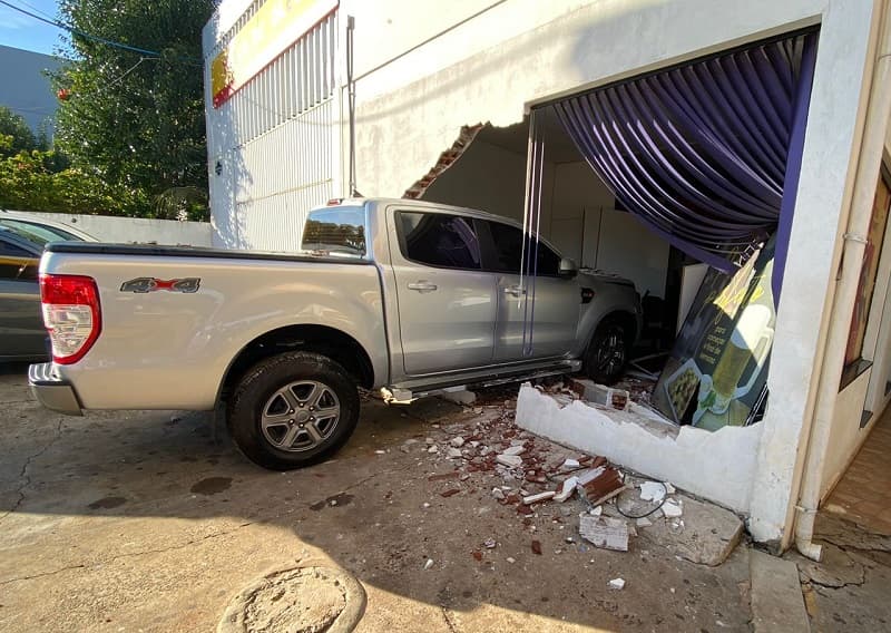 Caminhonete destruiu parede de escritório (Foto: Felipe Eduardo Zamboni)